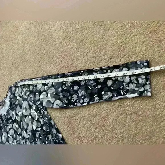 LOGO by Lori Goldstein XL Asymmetrical Hem Floral V-Neck Top Black Grey A389745 - Picture 7 of 14